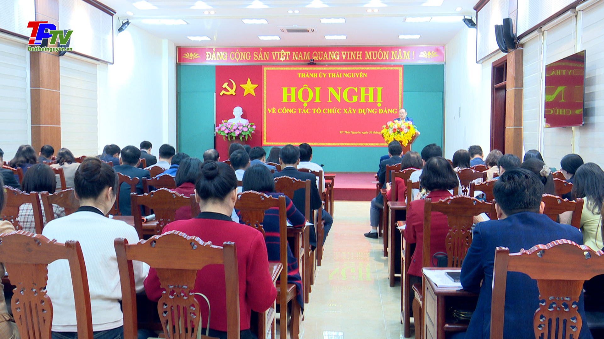 Phát triển số lượng đi kèm với chất lượng trong kết nạp đảng viên mới.