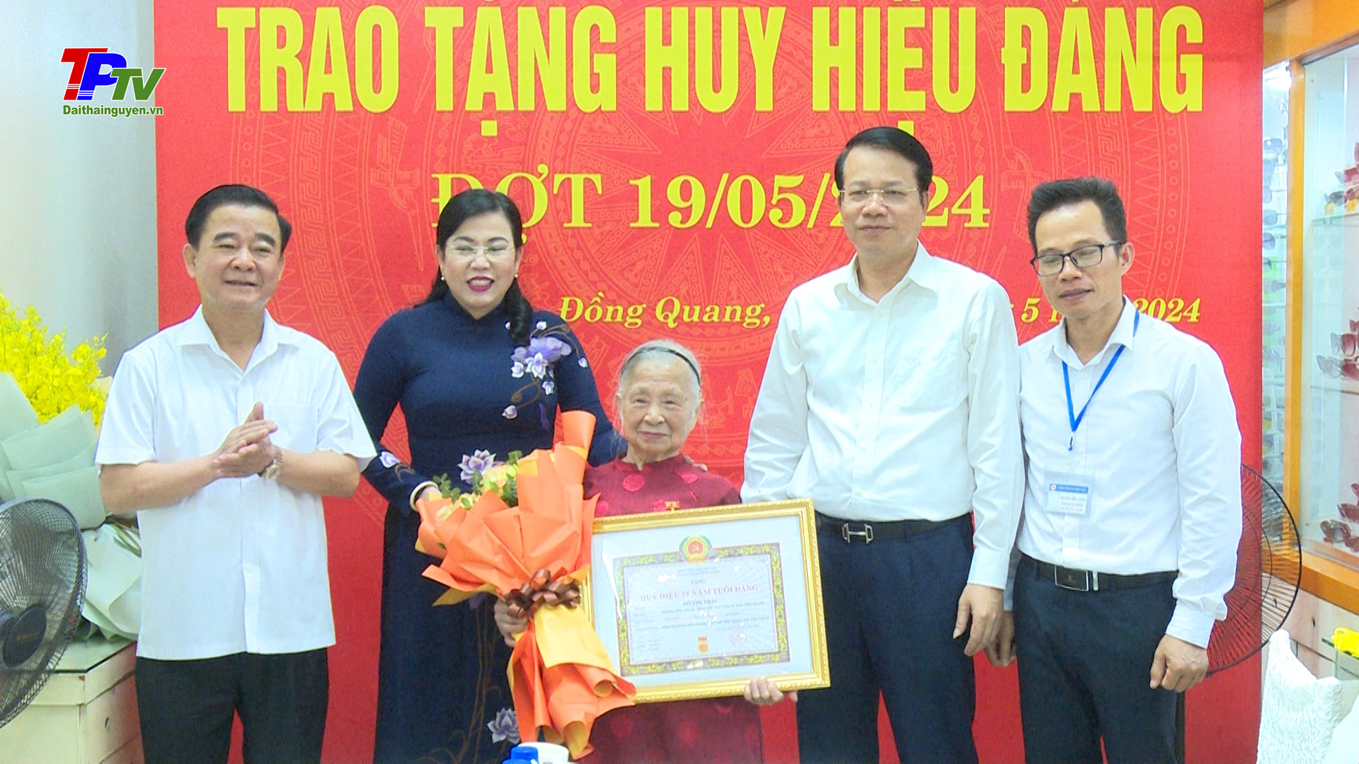 Đồng chí Bí thư Tỉnh ủy trao tặng Huy hiệu Đảng