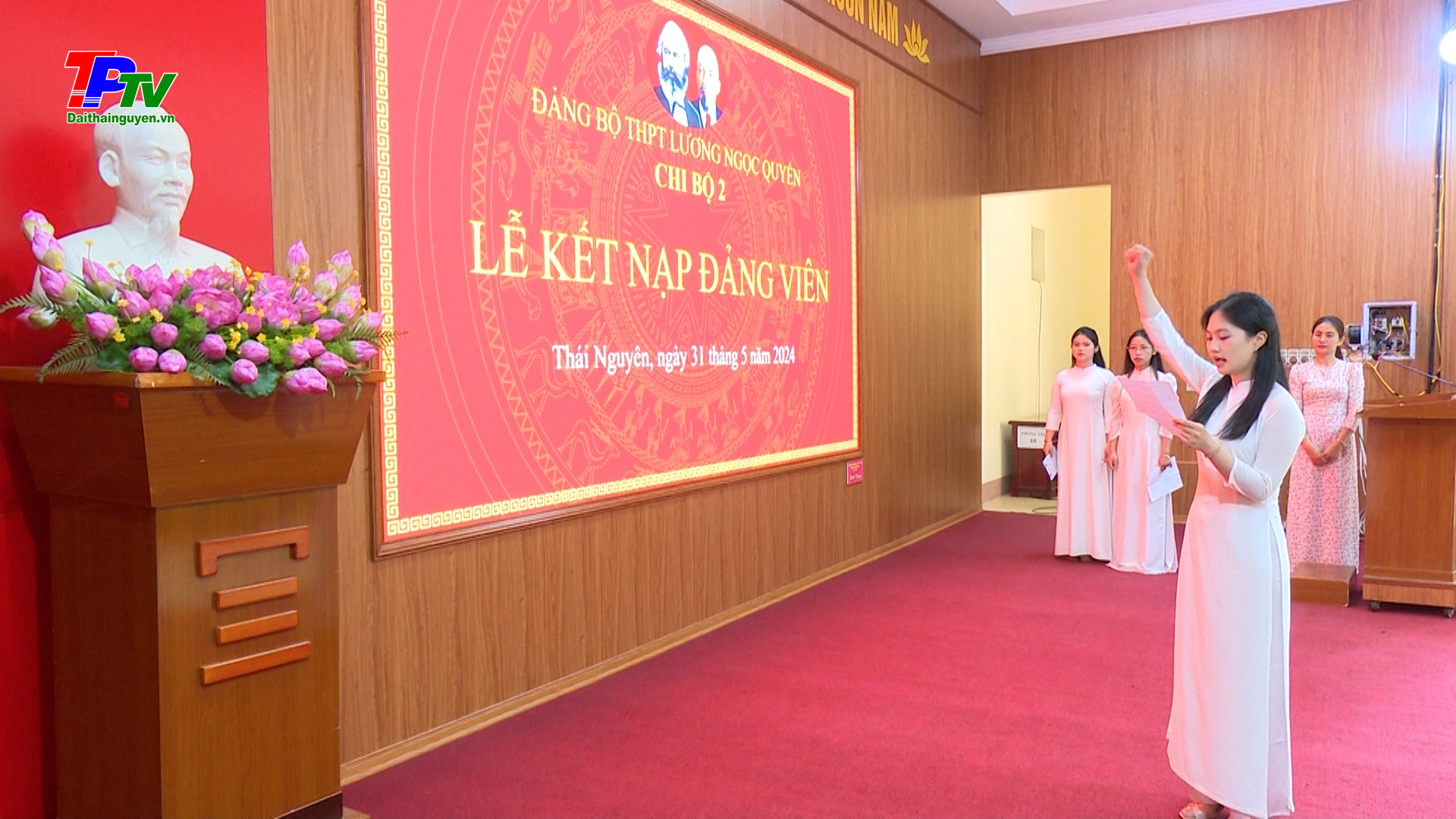 Đảng bộ trường THPT Lương Ngọc Quyến: Kết nạp 8 đảng viên là học sinh ưu tú.