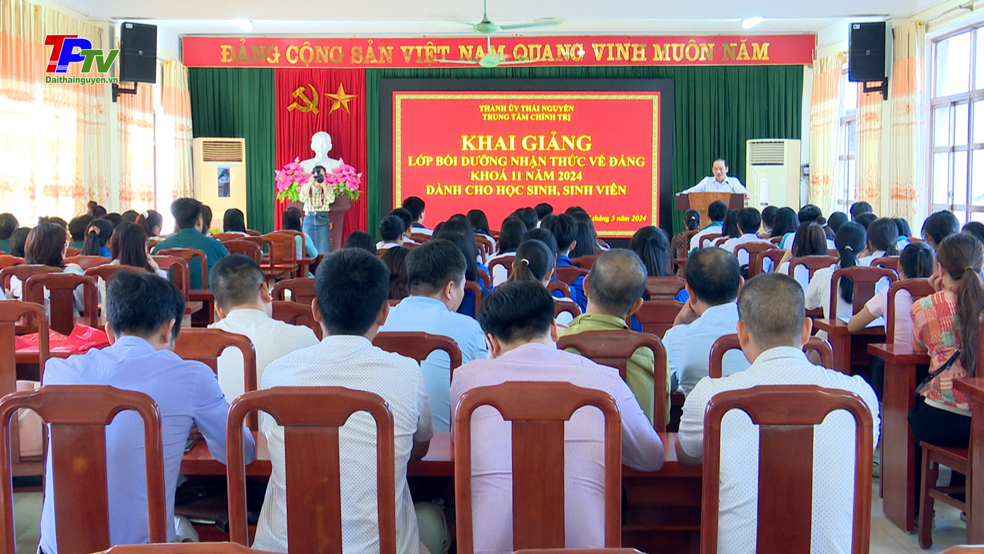 Khai giảng lớp bồi dưỡng nhận thức về Đảng.