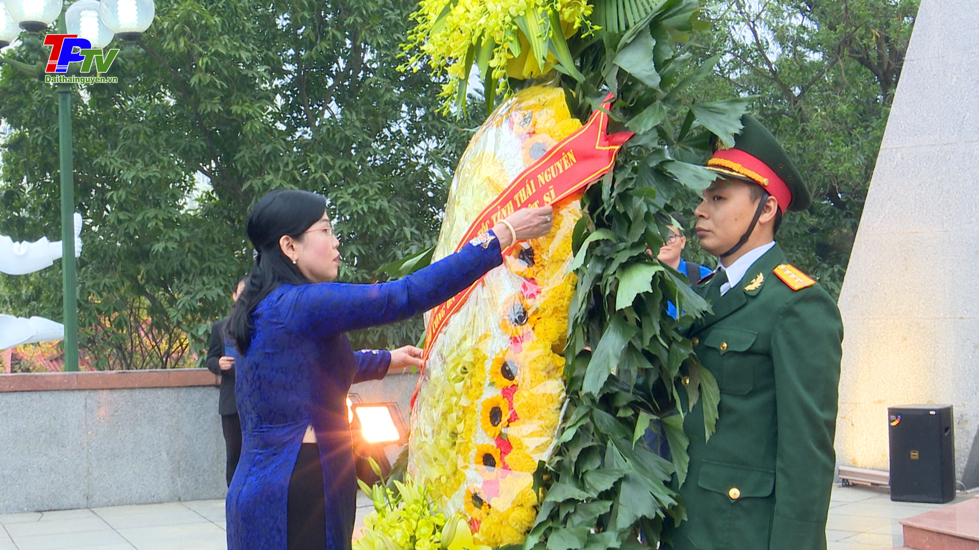 Lãnh đạo tỉnh Thái Nguyên dâng hương tưởng nhớ các Anh hùng liệt sĩ.