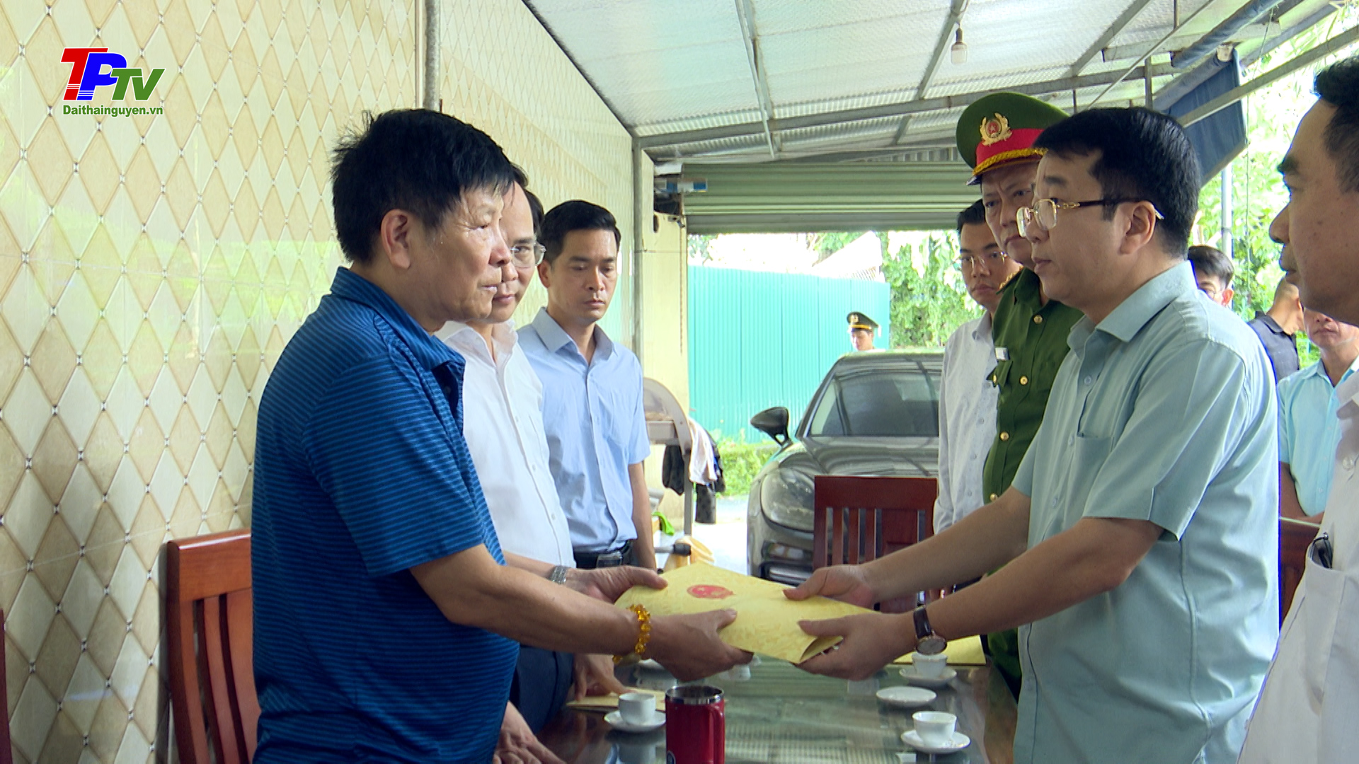 Lãnh đạo tỉnh và thành phố thăm hỏi, động viên gia đình bị hỏa hoạn.