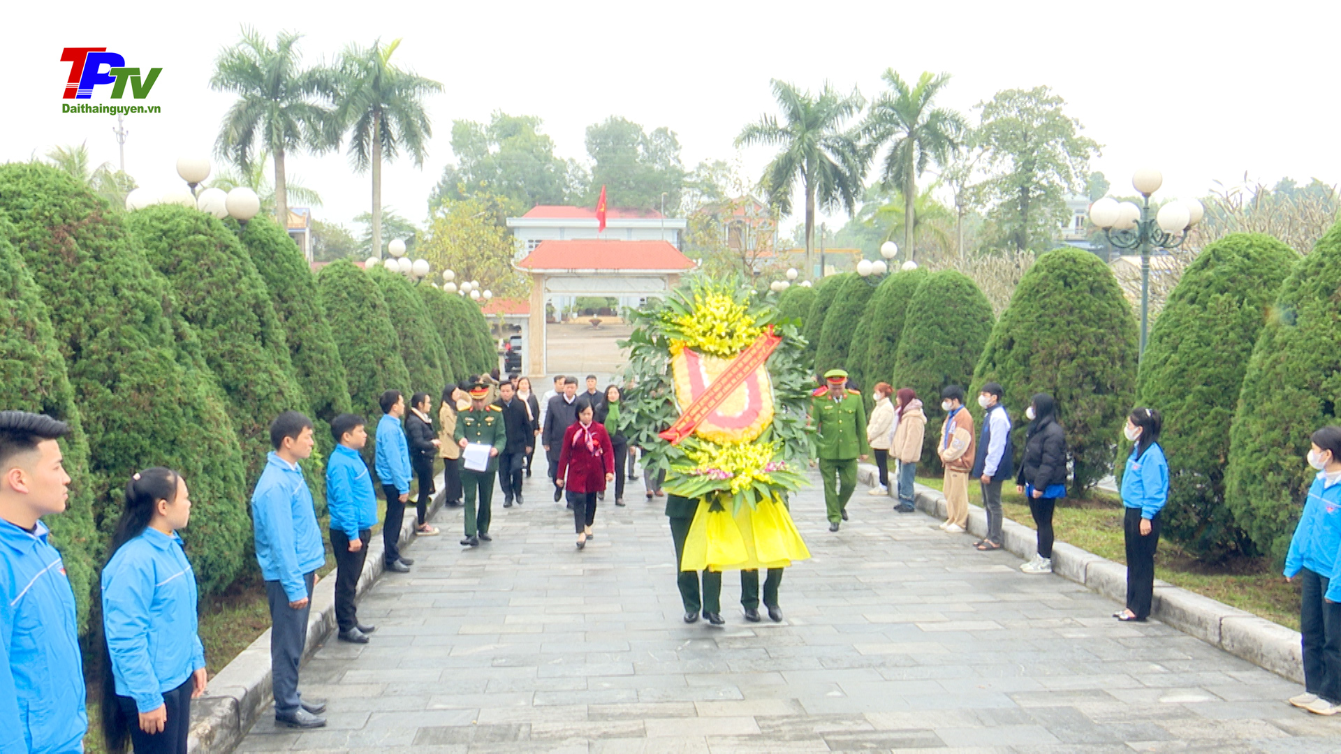 Đoàn đại biểu thành phố Thái Nguyên dâng hương tưởng niệm các Anh hùng liệt sỹ.