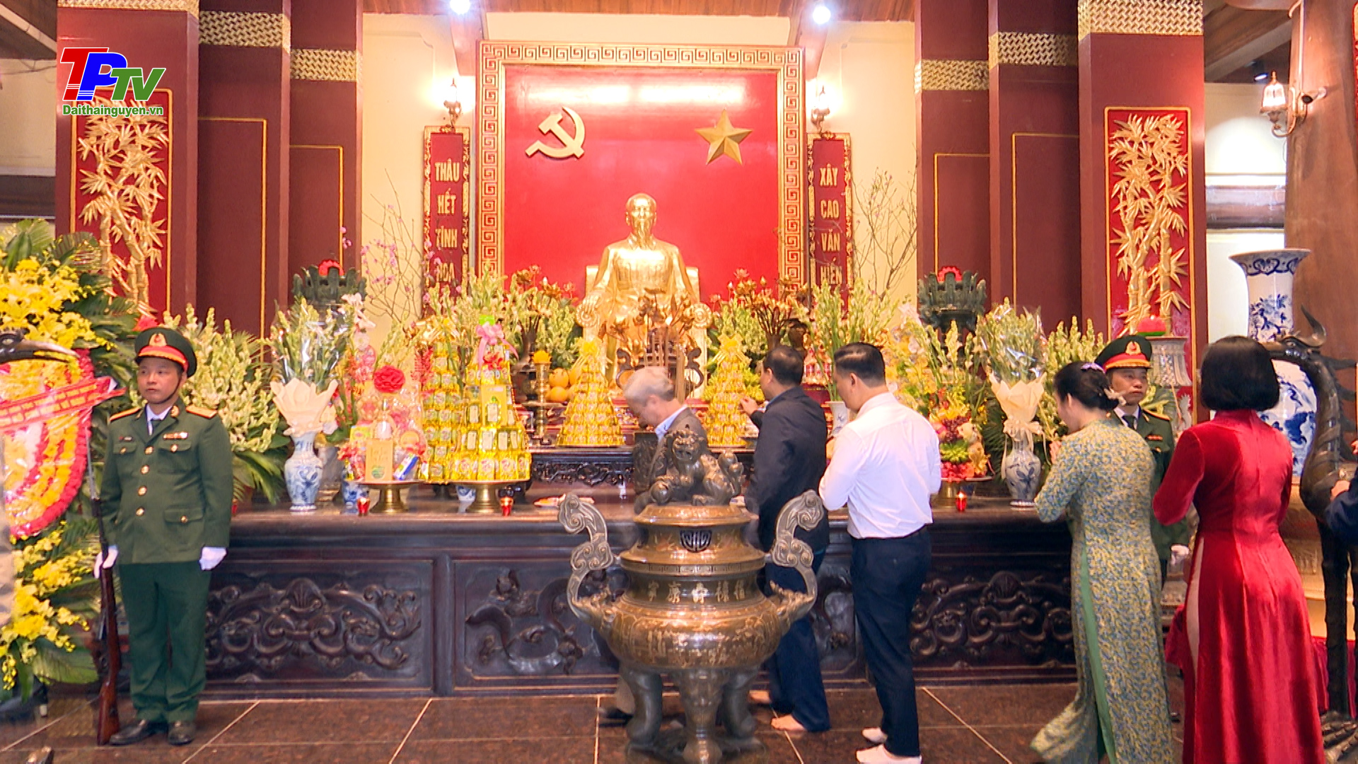 Lãnh đạo thành phố Thái Nguyên dâng hương tại ATK Định Hóa.