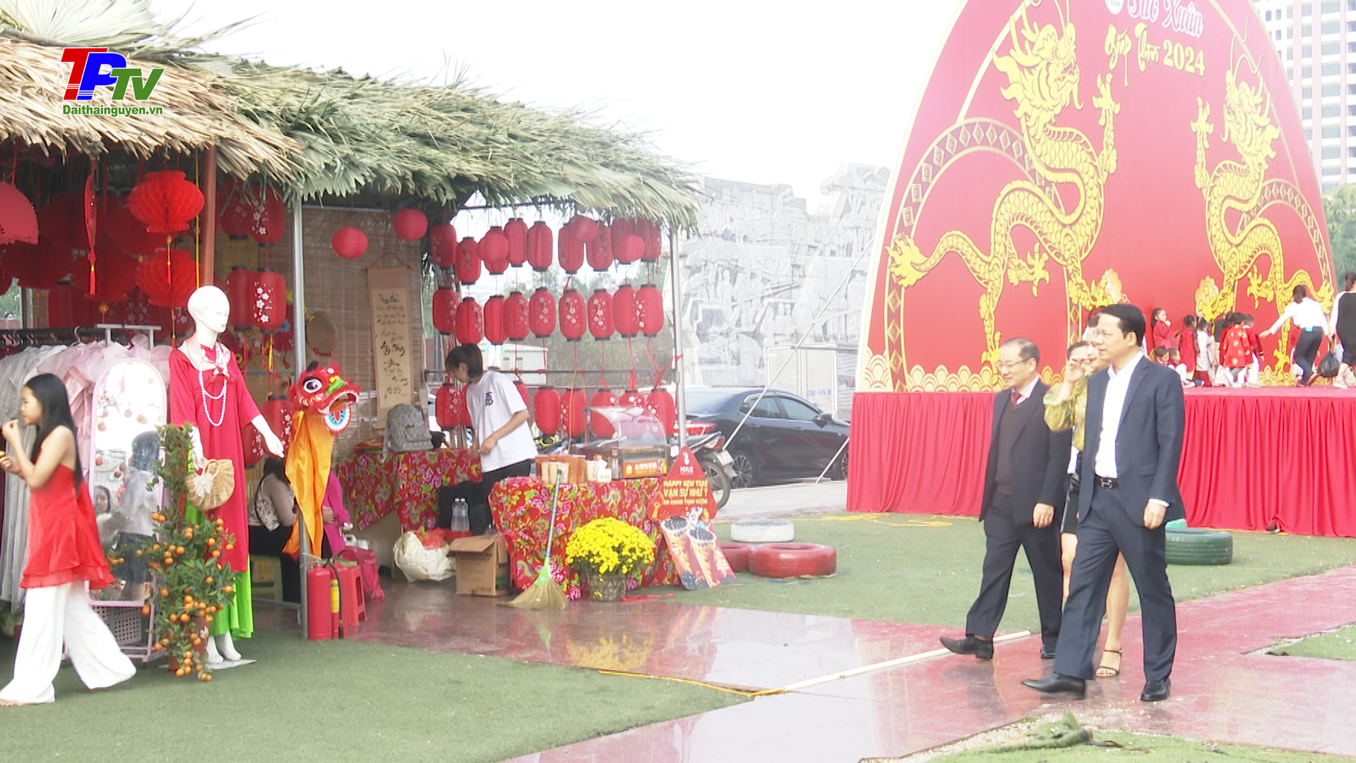 Lãnh đạo thành phố Thái Nguyên kiểm tra tại không gian Tết Giáp Thìn 2024.