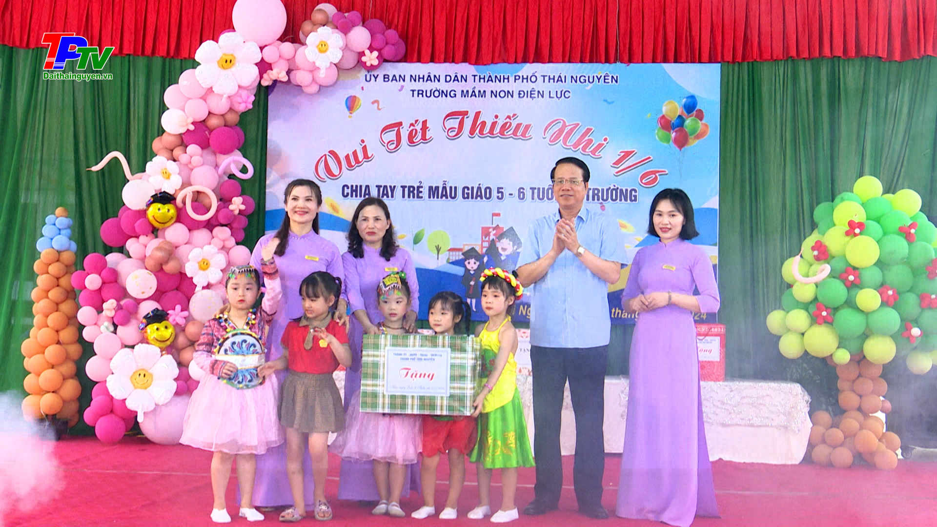 Lãnh đạo thành phố Thái Nguyên thăm, tặng quà các trường mầm non nhân dịp Tết thiếu nhi 1/6.