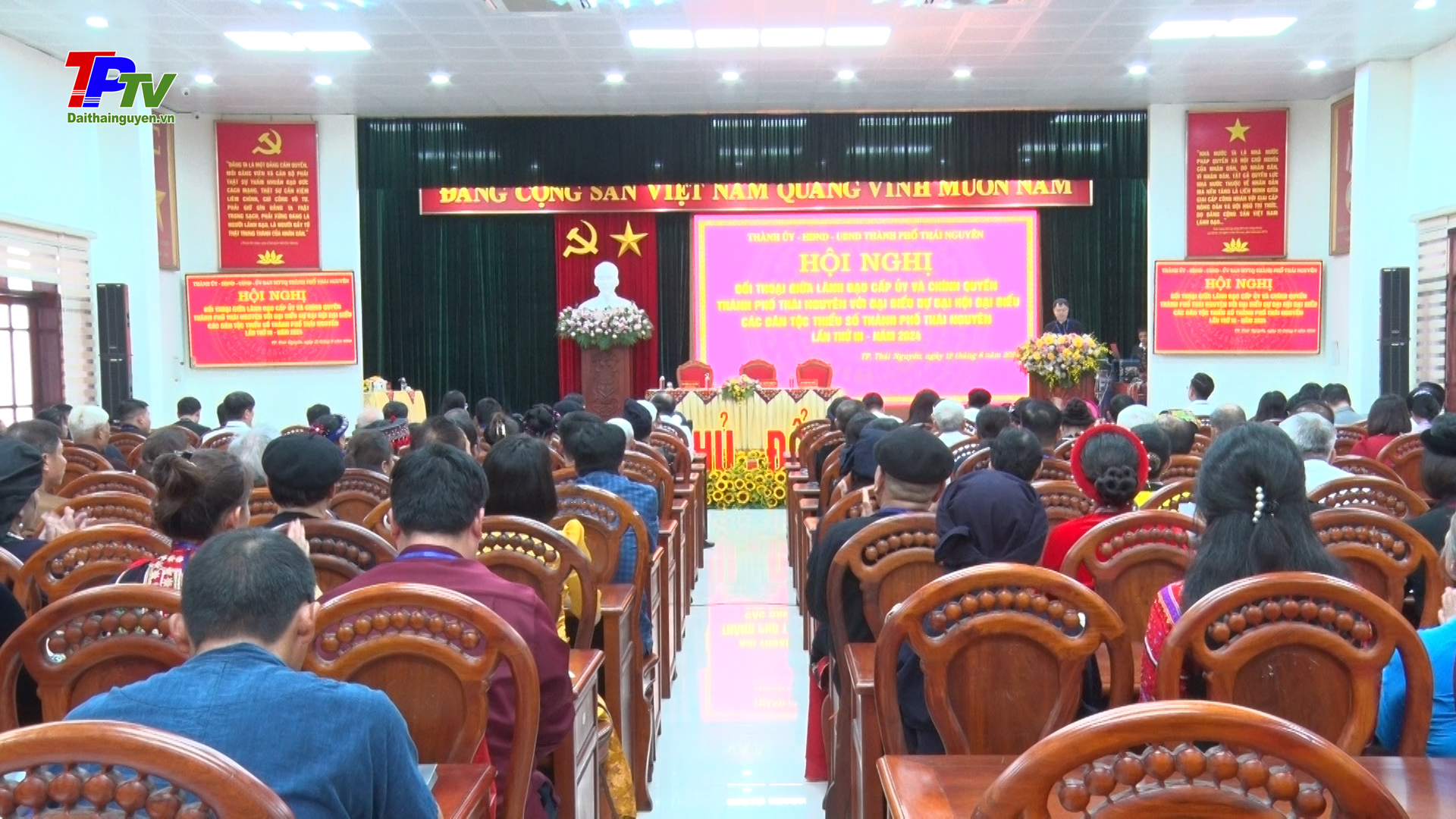 Lãnh đạo thành phố Thái Nguyên đối thoại với đại biểu dự Đại hội các dân tộc thiểu số.