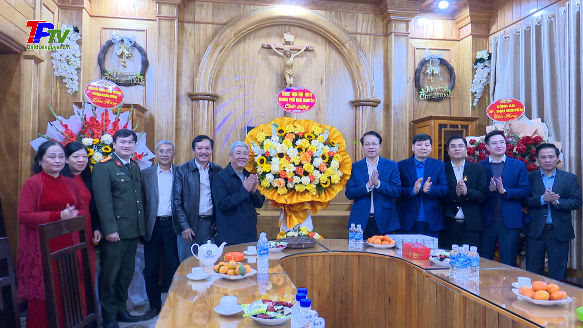 Lãnh đạo thành phố Thái Nguyên tổ chức các đoàn đến thăm, chúc mừng các cơ sở tôn giáo nhân dịp lễ Giáng sinh 2024.