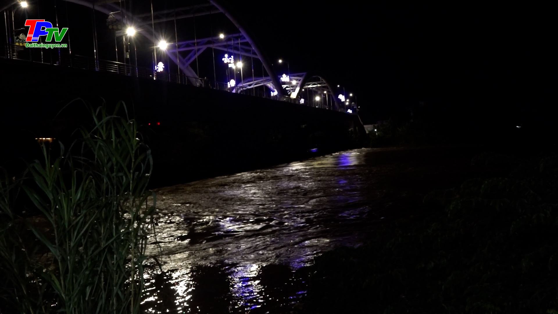 Lãnh đạo Tỉnh và TP Thái Nguyên kiểm tra việc triển khai các biện pháp ứng phó với lũ trên sông Cầu.