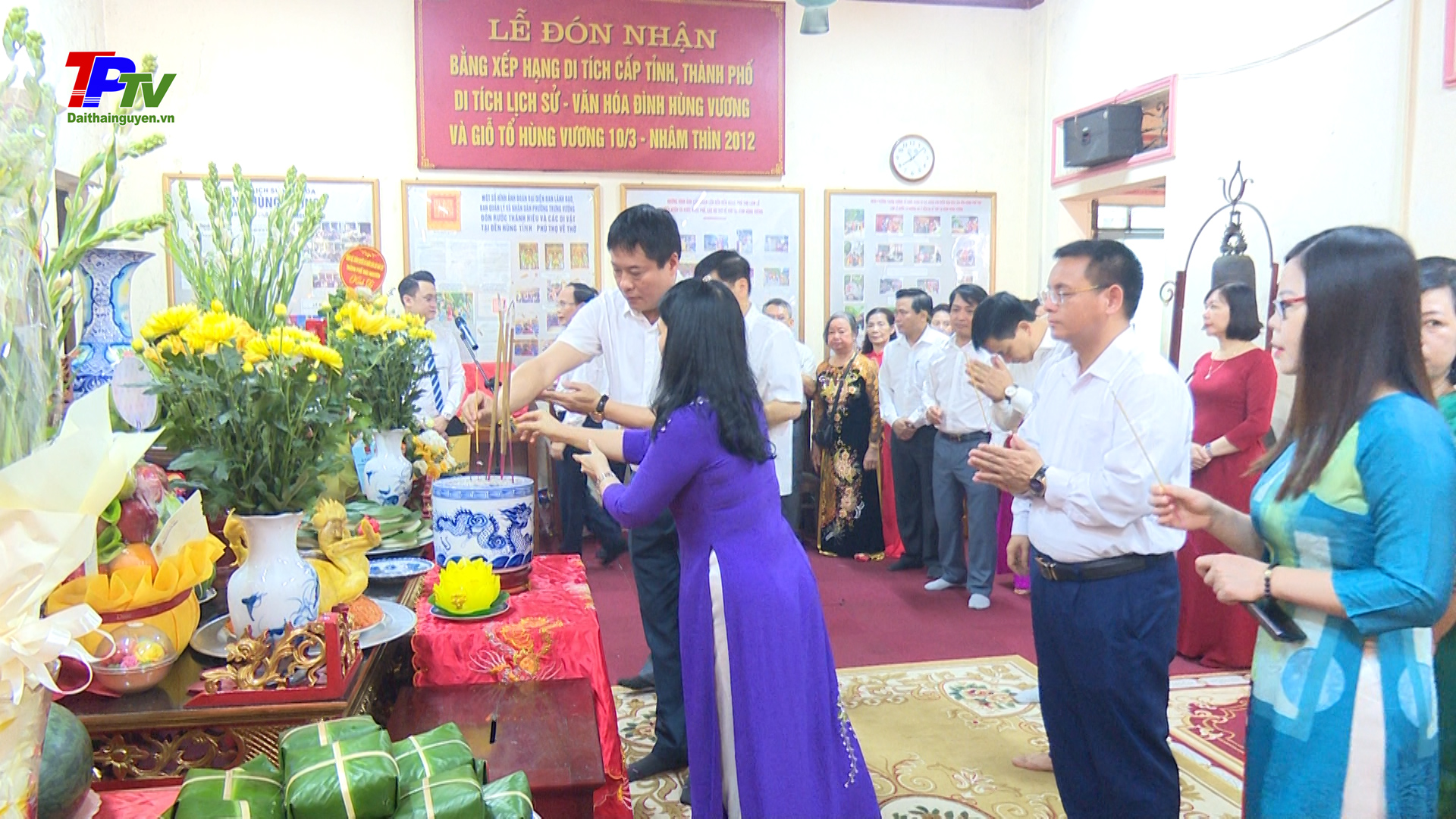 Lãnh đạo thành phố Thái Nguyên dâng hương tưởng nhớ các vua Hùng.