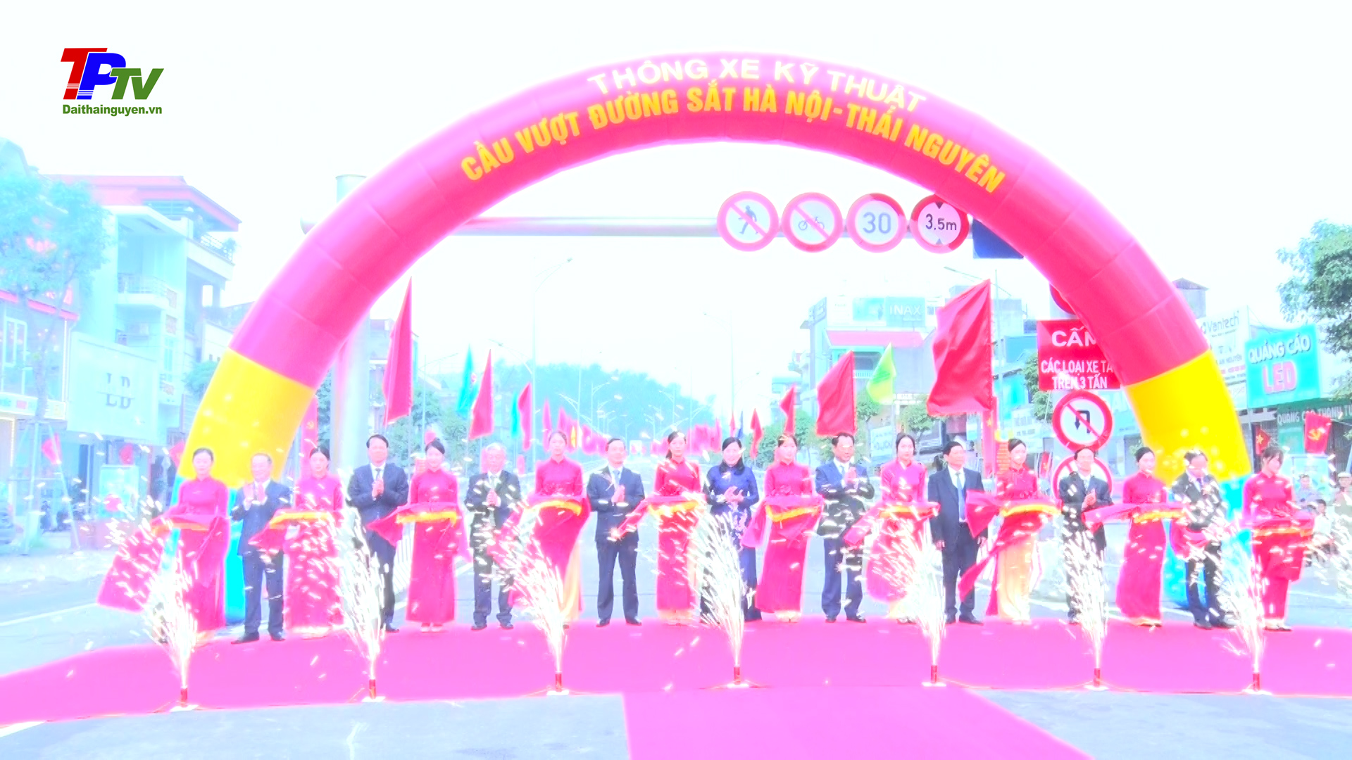 Thông xe kỹ thuật cầu vượt đường sắt Hà Nội - Thái Nguyên (nút giao đường Quang Trung với đường Việt Bắc).