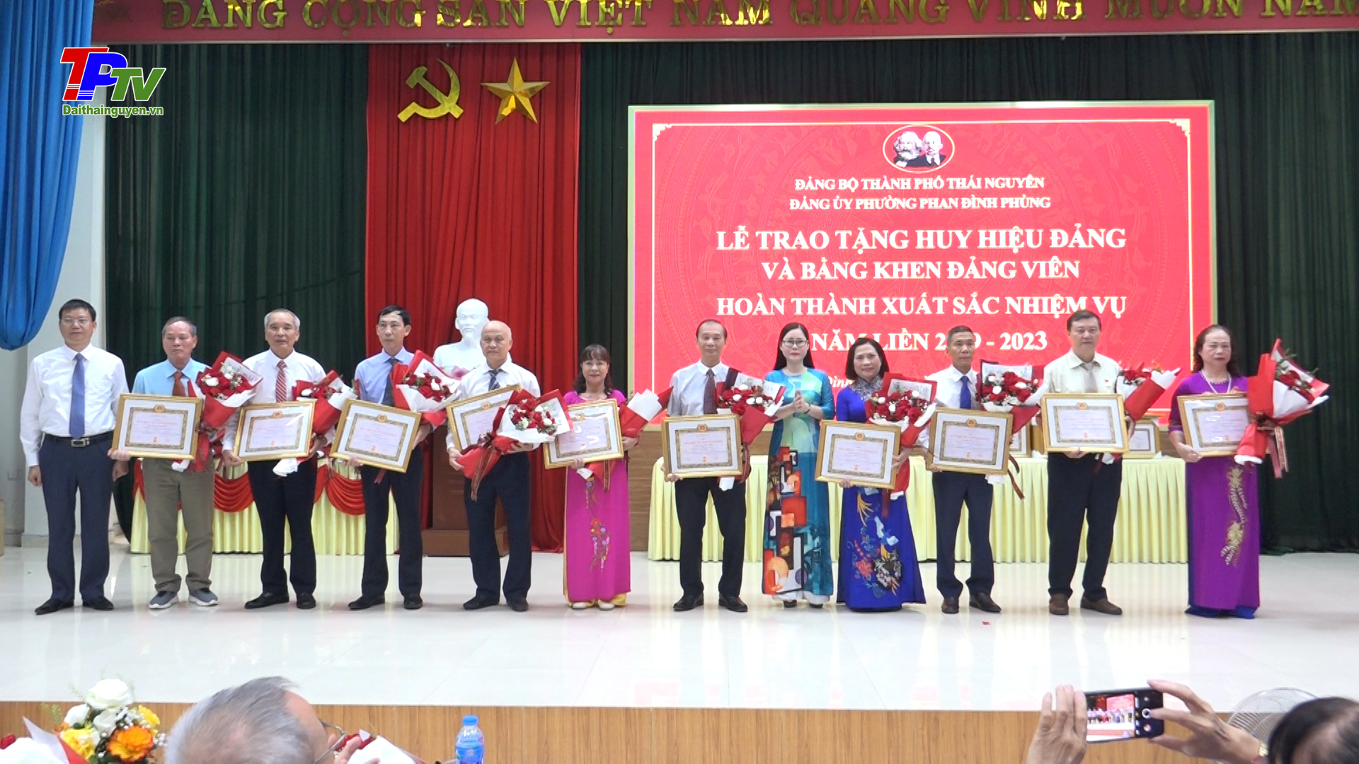 75 đảng viên thuộc Đảng bộ phường Phan Đình Phùng được nhận Huy hiệu Đảng đợt 2/9/2024.