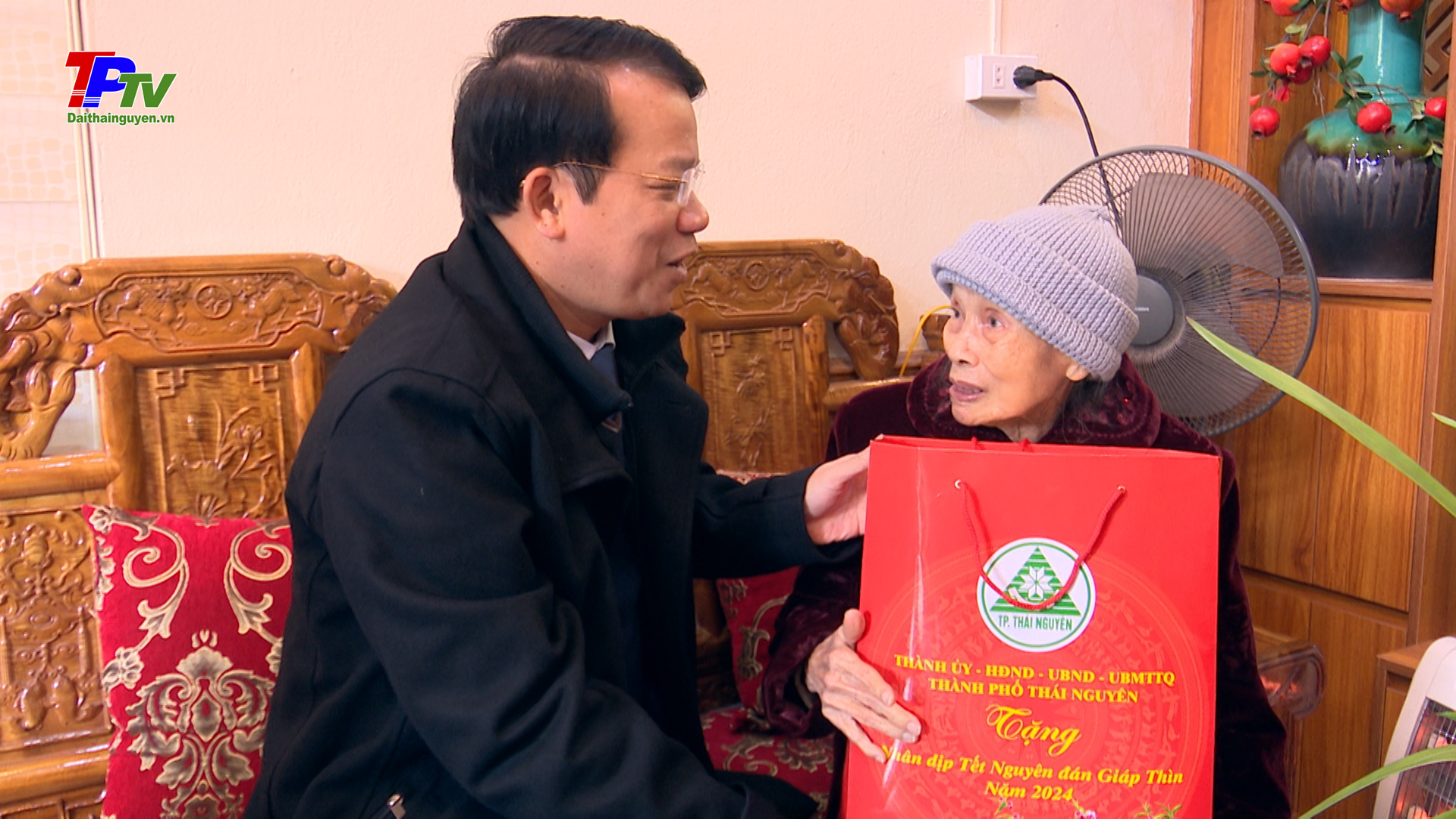 Đồng chí Bí thư Thành ủy Thái Nguyên tặng quà tết các gia đình chính sách, hộ nghèo, cận nghèo trên địa bàn.