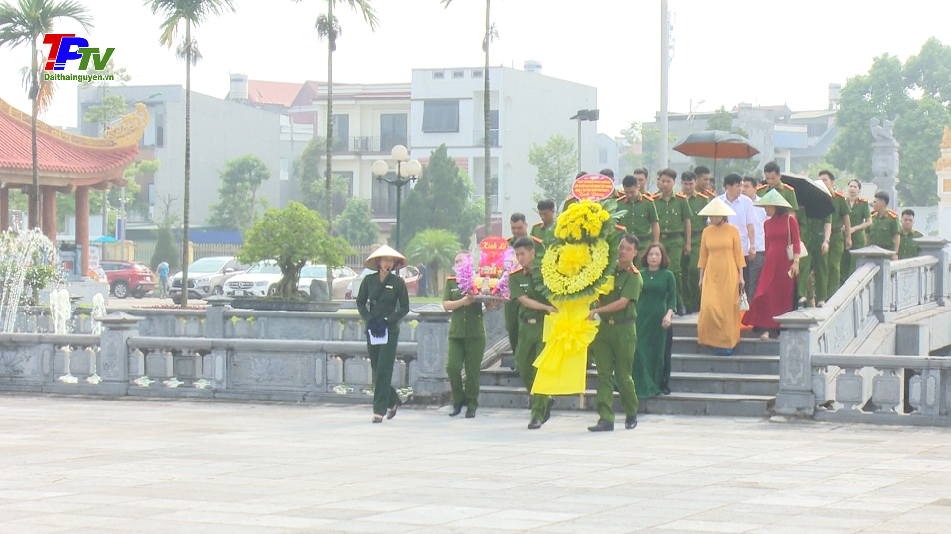 Nhiều đoàn đại biểu đến dâng hương tưởng niệm các Anh hùng liệt sỹ thanh niên xung phong Đại đội 915.