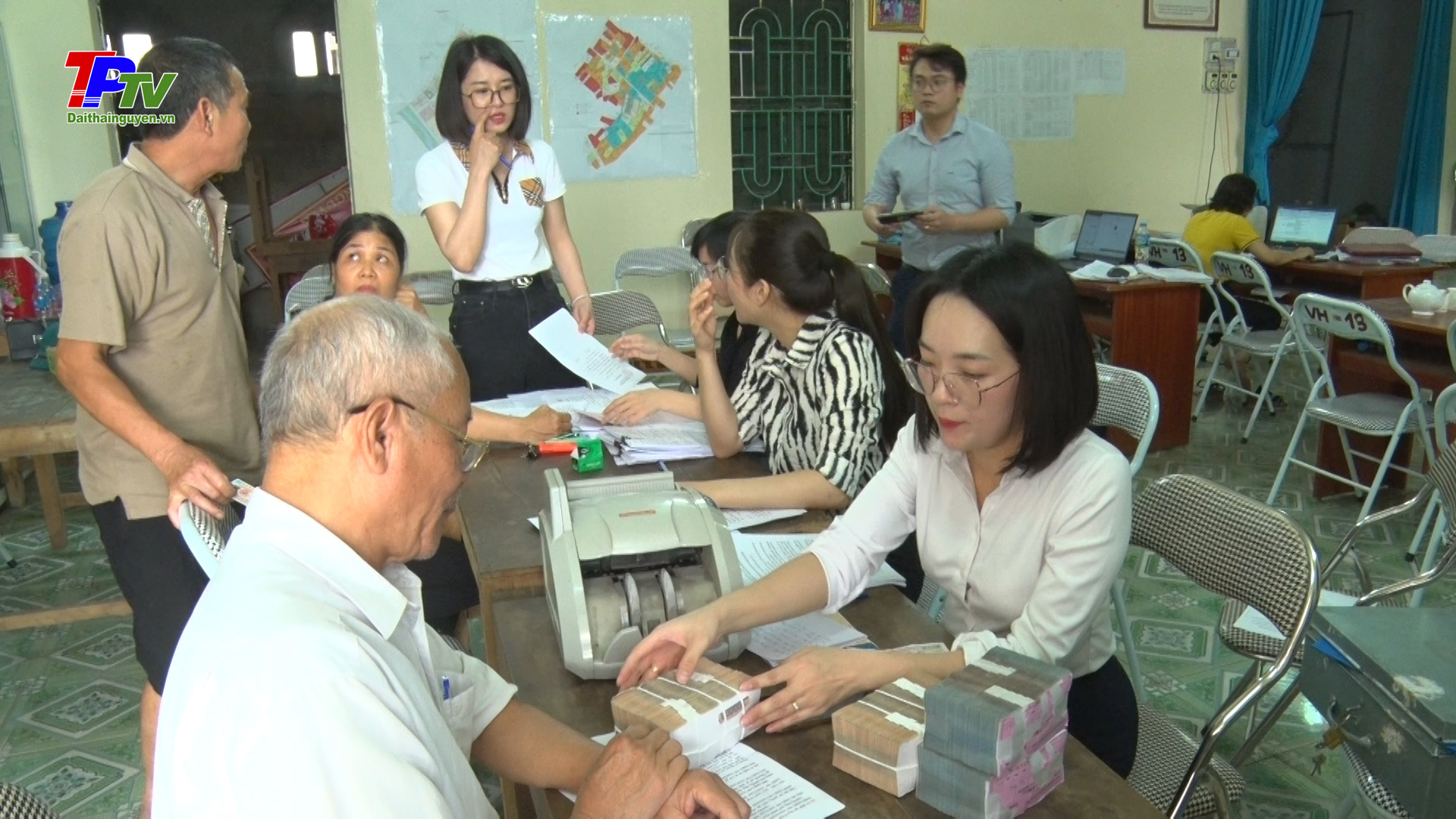 Nhiều hộ dân thuộc dự án Khu dân cư tổ 13 và Khu tái định cư 7C, phường Túc Duyên nhận tiền bồi thường, hỗ trợ GPMB.