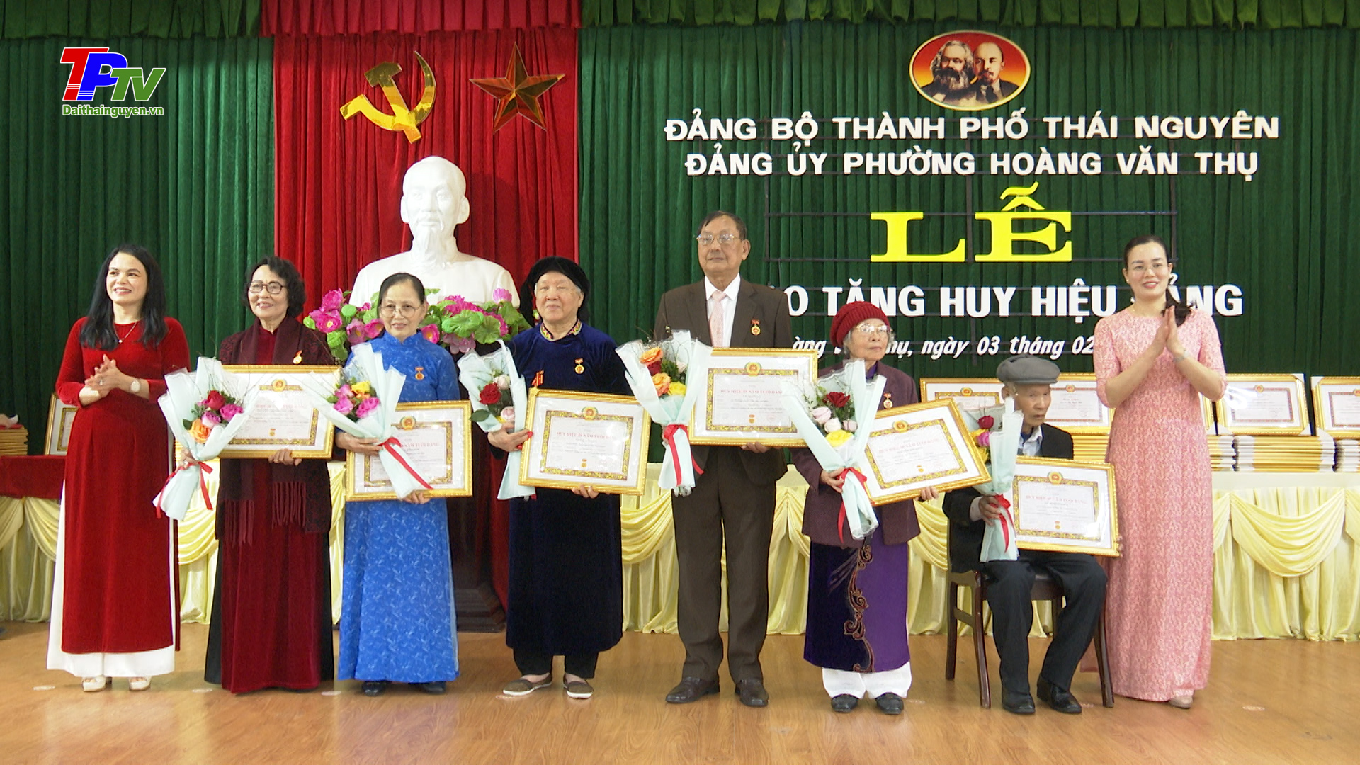 Đảng bộ phường Hoàng Văn Thụ trao tặng Huy hiệu Đảng đợt 3/2.