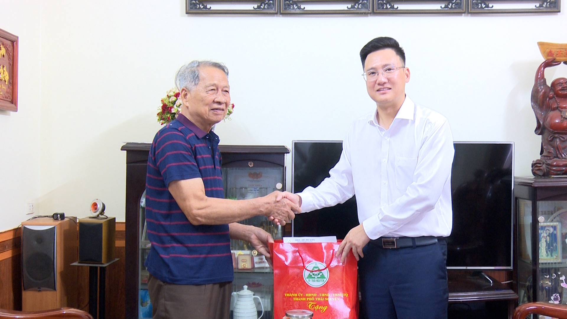 Đồng chí Phó chủ tịch UBND TP. Thái Nguyên thăm, tặng quà gia đình chính sách người có công tiêu biểu là người dân tộc thiểu số.