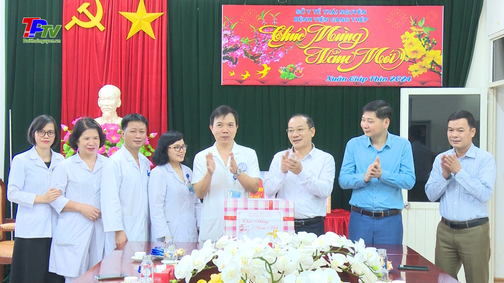 Đồng chí Phó Bí thư thường trực Thành ủy thăm, động viên các đơn vị trực giao thừa.