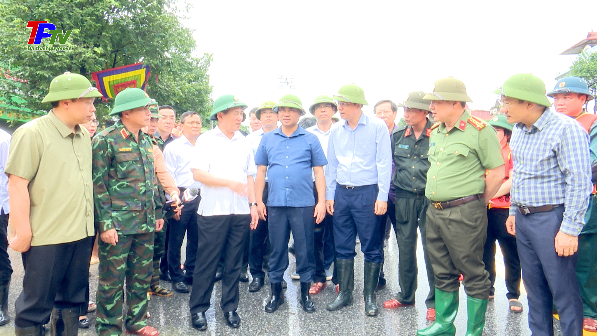 Phó Thủ tướng Chính phủ Hồ Đức Phớc kiểm tra công tác phòng chống lụt bão tại thành phố Thái Nguyên.