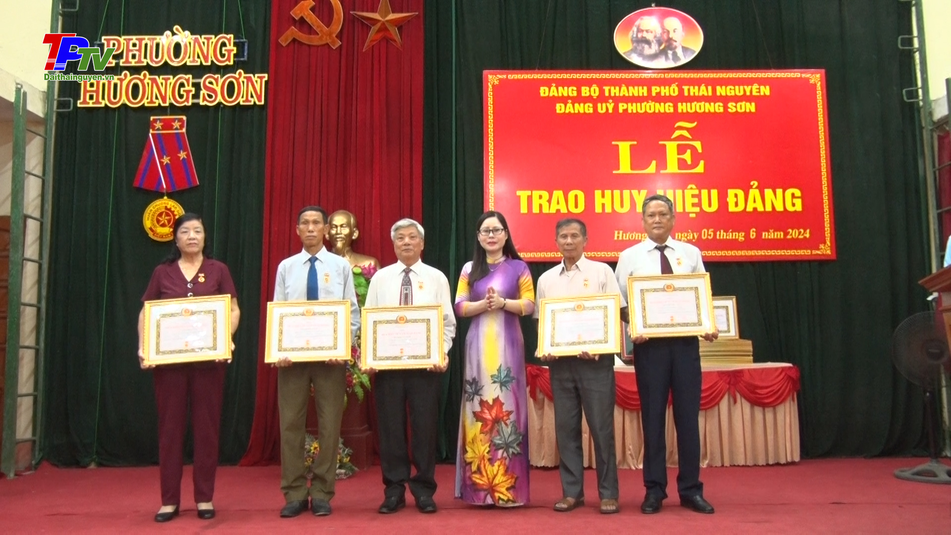 Đảng bộ phường Hương Sơn tổ chức trao Huy hiệu Đảng đợt 19/05/2024.