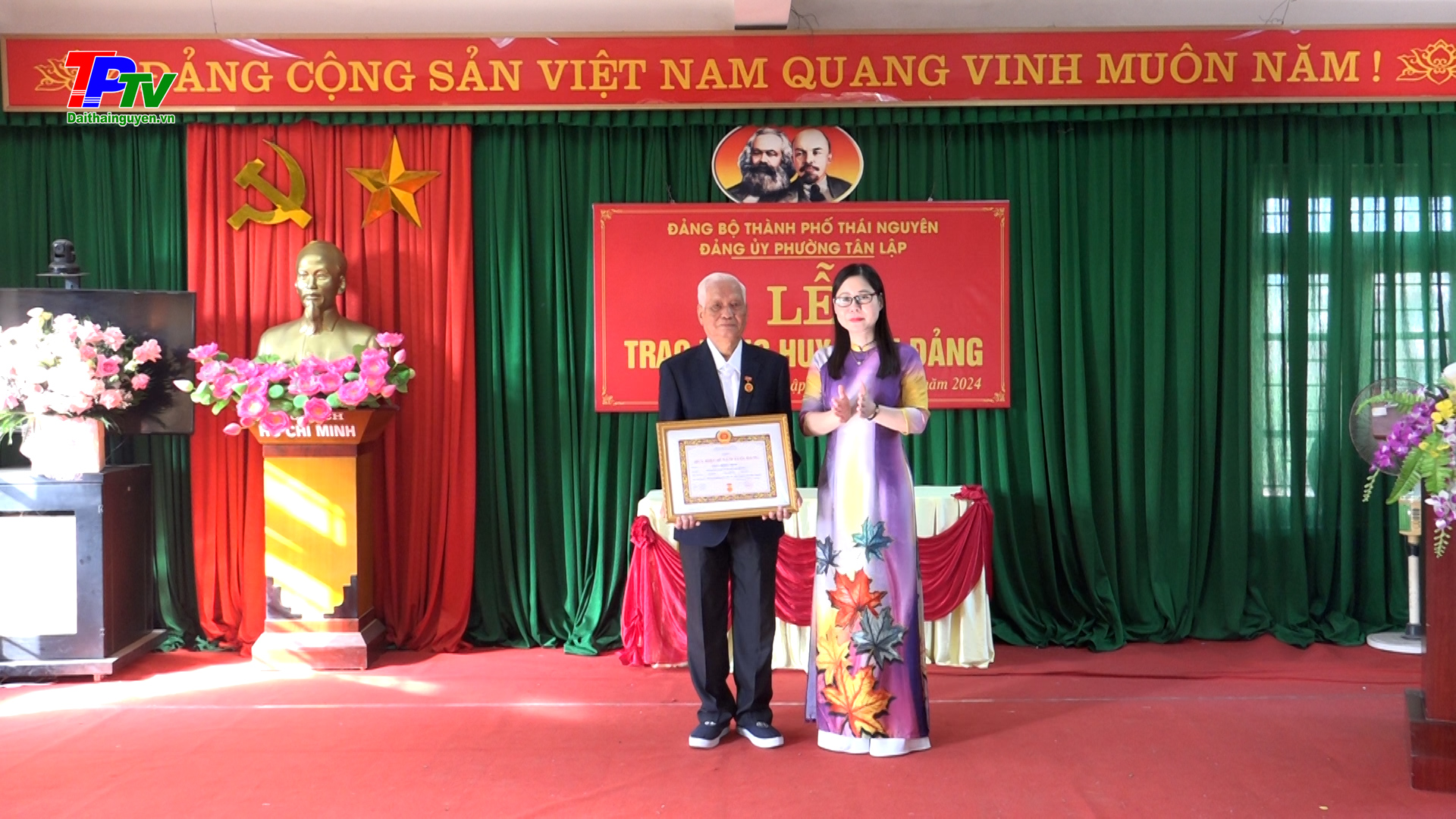 Đảng bộ phường Tân Lập: Trao tặng Huy hiệu Đảng đợt 7/11/2024.