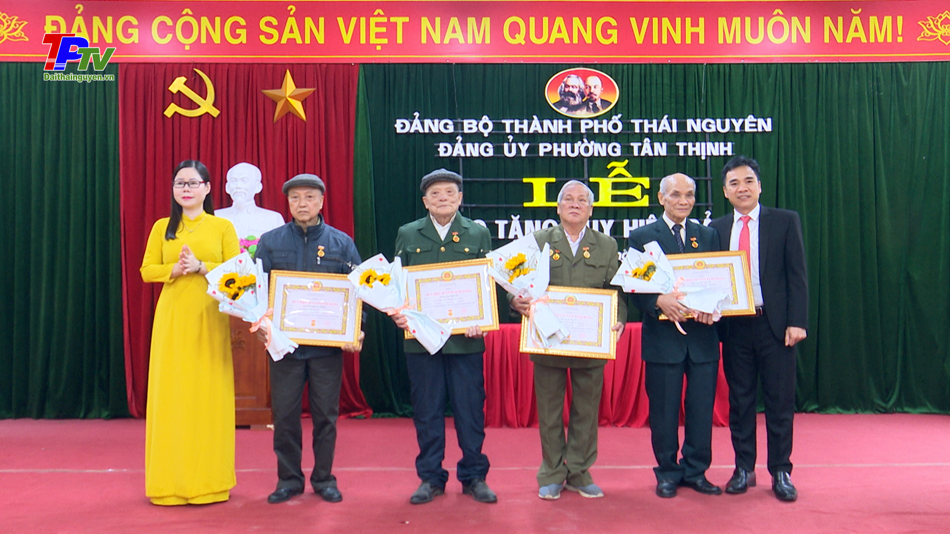 Đồng chí Chủ nhiệm Ủy ban kiểm tra Thành ủy trao tặng Huy hiệu Đảng tại phường Tân Thịnh.