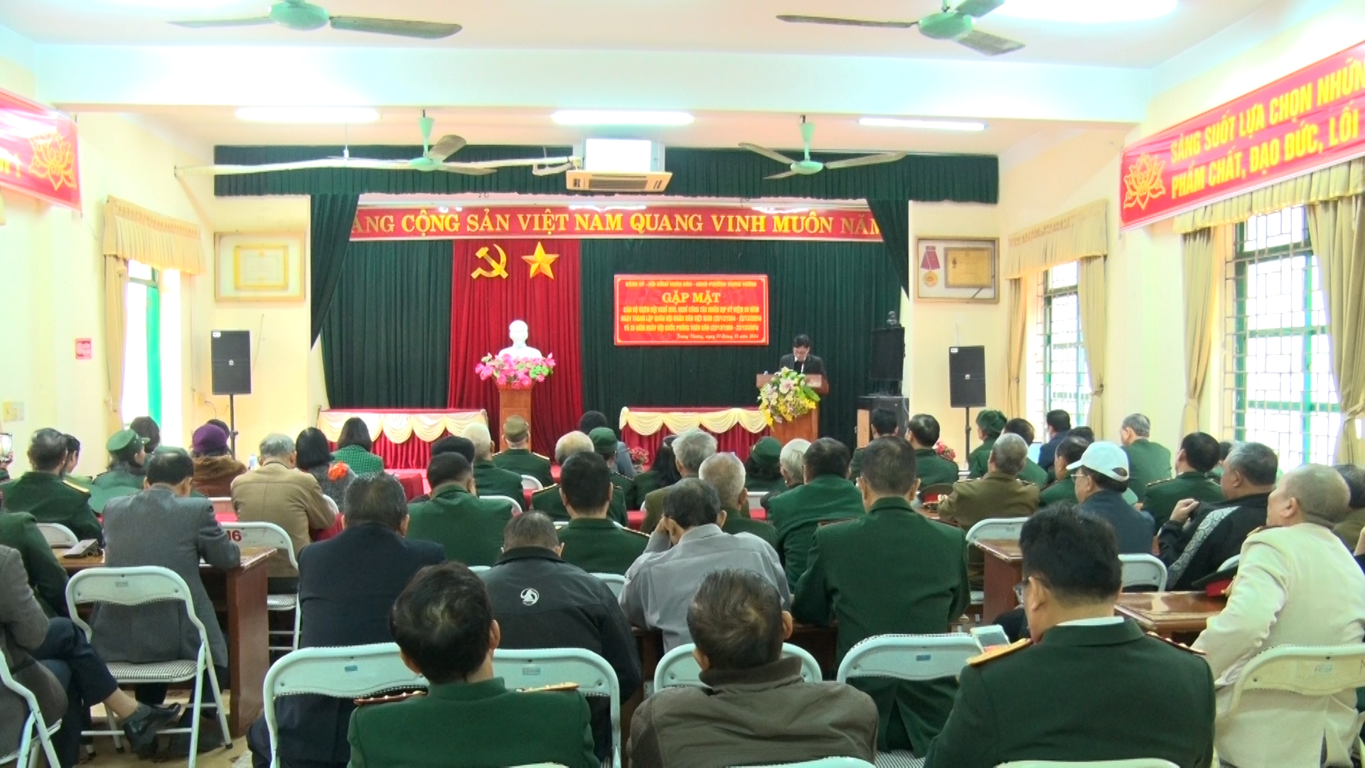 Phường Trưng Vương: Gặp mặt cán bộ quân đội nghỉ hưu, nghỉ công tác trên địa bàn.