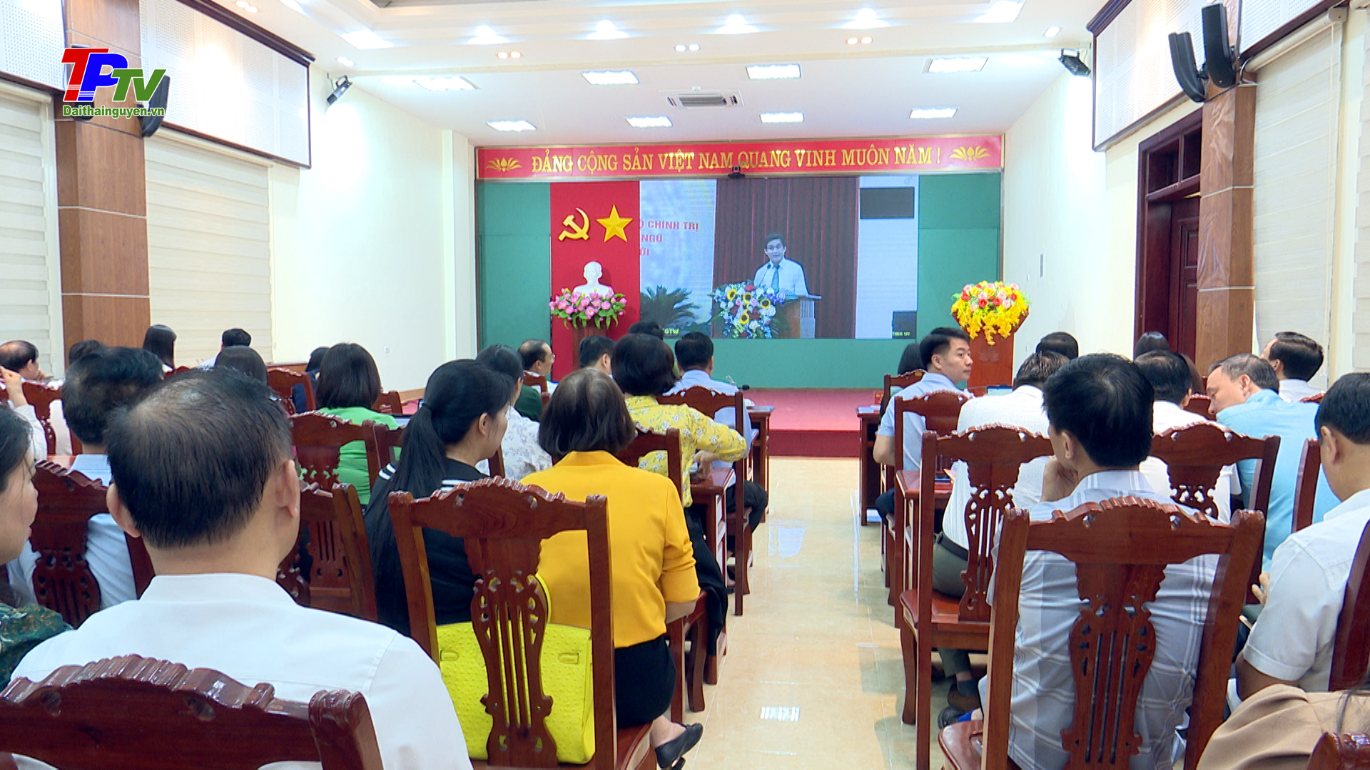 Xây dựng và phát huy vai trò của đội ngũ doanh nhân Việt Nam trong thời kỳ mới.