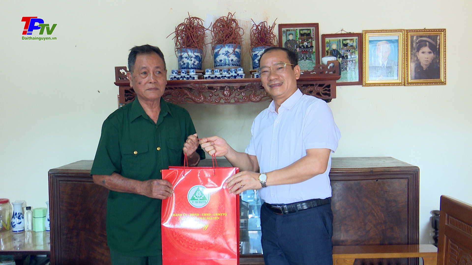 Đồng chí Phó Bí thư Thường trực Thành ủy Thái Nguyên thăm, tặng quà gia đình chính sách, người có công tiêu biểu là người dân tộc thiểu số phường Quang Vinh.