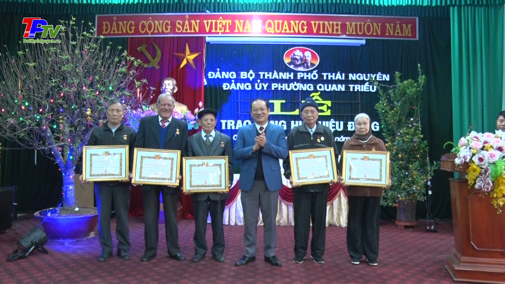 Đảng bộ phường Quan Triều tổ chức Lễ trao Huy hiệu Đảng đợt 03/02/2024.