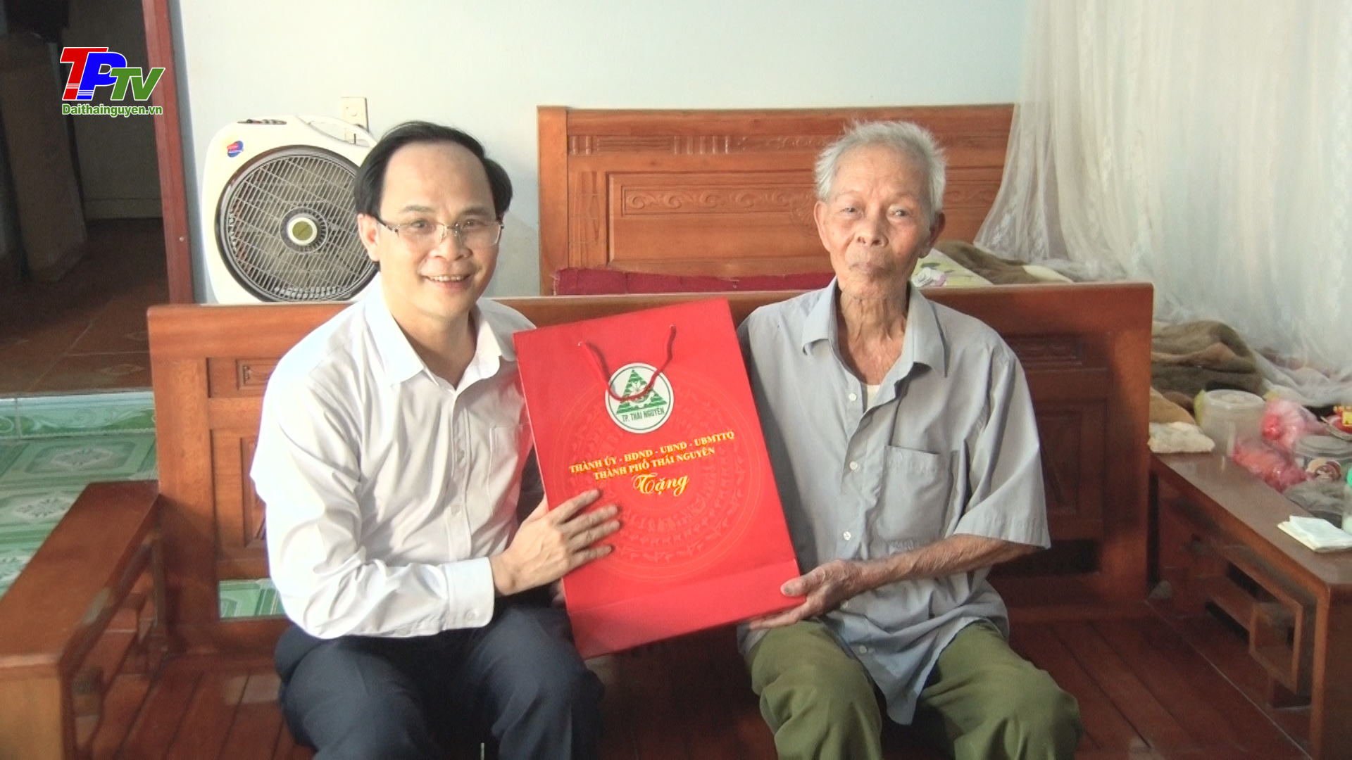 Đồng chí Chủ tịch UBND thành phố Thái Nguyên thăm, tặng quà chiến sĩ Điện Biên.