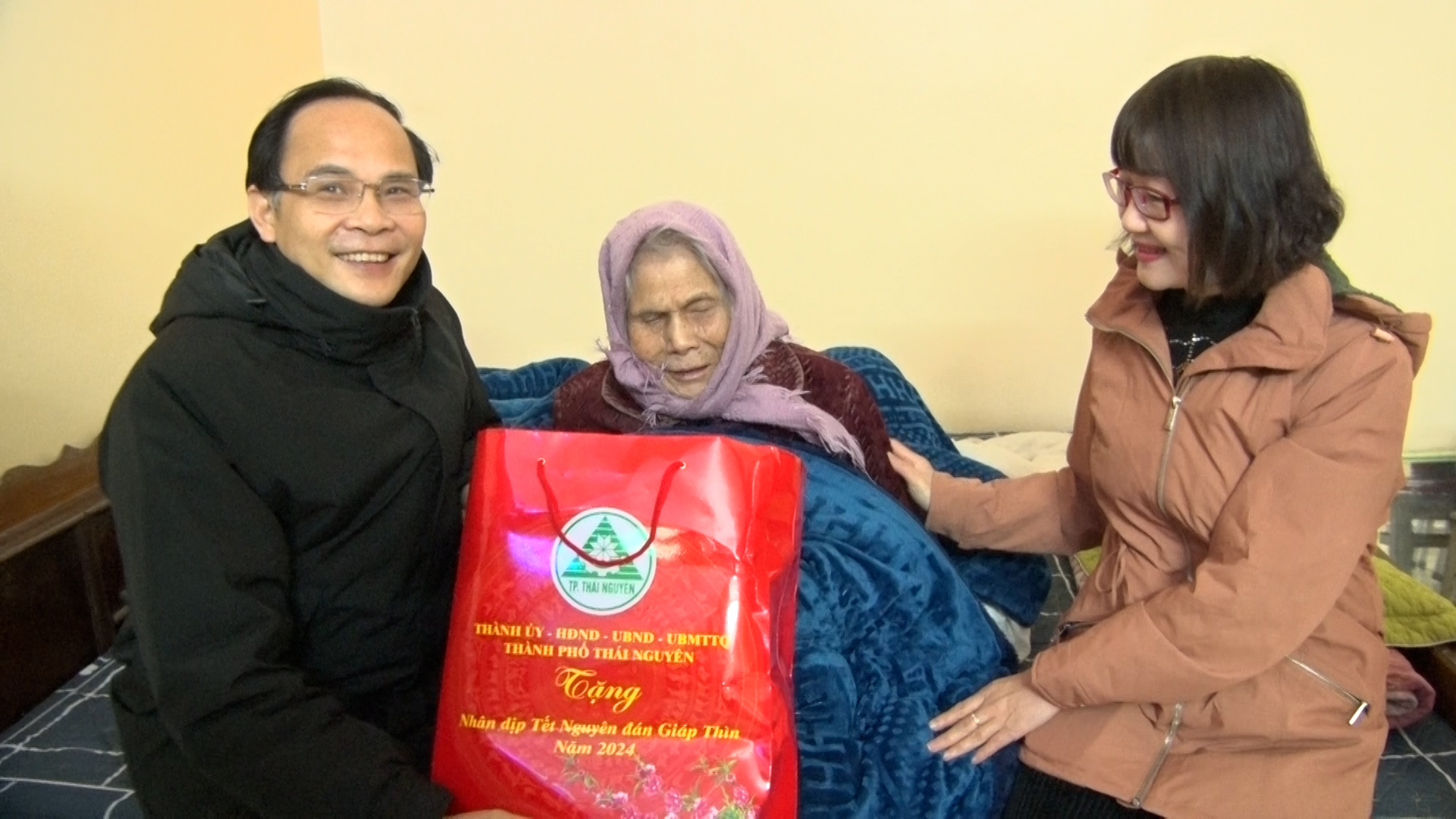 Đồng chí Chủ tịch UBND thành phố Thái Nguyên thăm tặng quà gia đình chính sách; Trung tâm Bảo trợ xã hội.