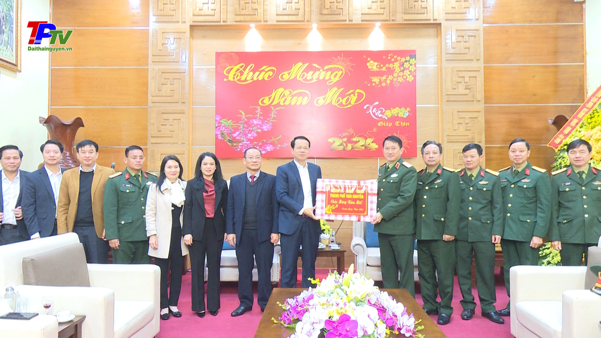 Đồng chí Bí thư Thành ủy Thái Nguyên chúc tết Bộ Tư lệnh quân khu I.