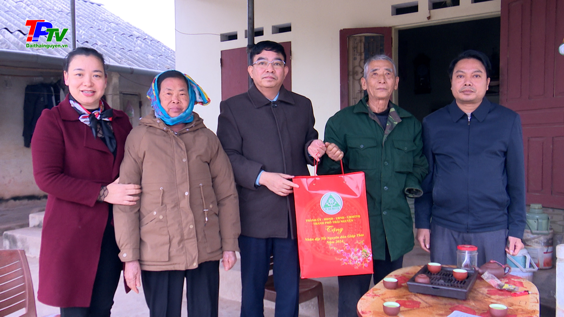 Đồng chí phó Chủ tịch UBND thành phố Thái Nguyên thăm, tặng quà Tết nguyên đán Giáp Thìn 2024 tại xã Linh Sơn.