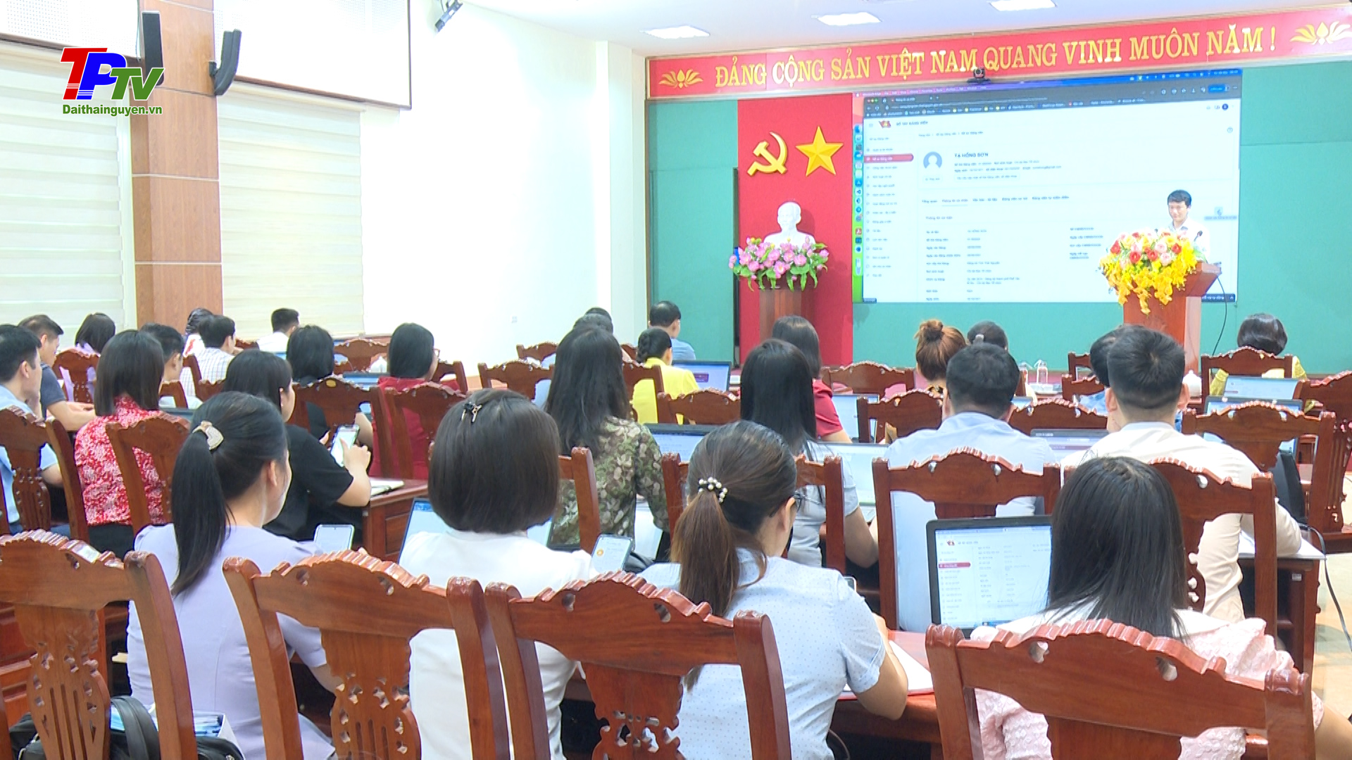 Trên 100 chi, đảng bộ cơ sở thành phố Thái Nguyên được hướng dẫn sử dụng Sổ tay Đảng viên điện tử.