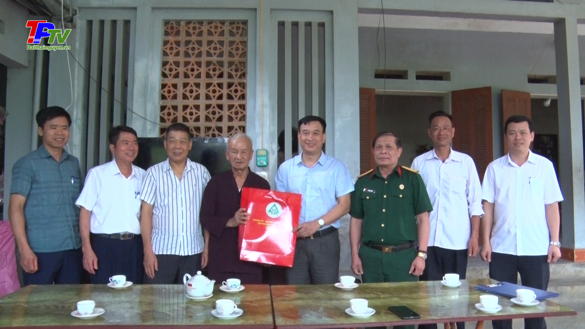 Thăm tặng quà các gia đình chính sách, người có công tiêu biểu là người dân tộc thiểu số xã Sơn Cẩm.