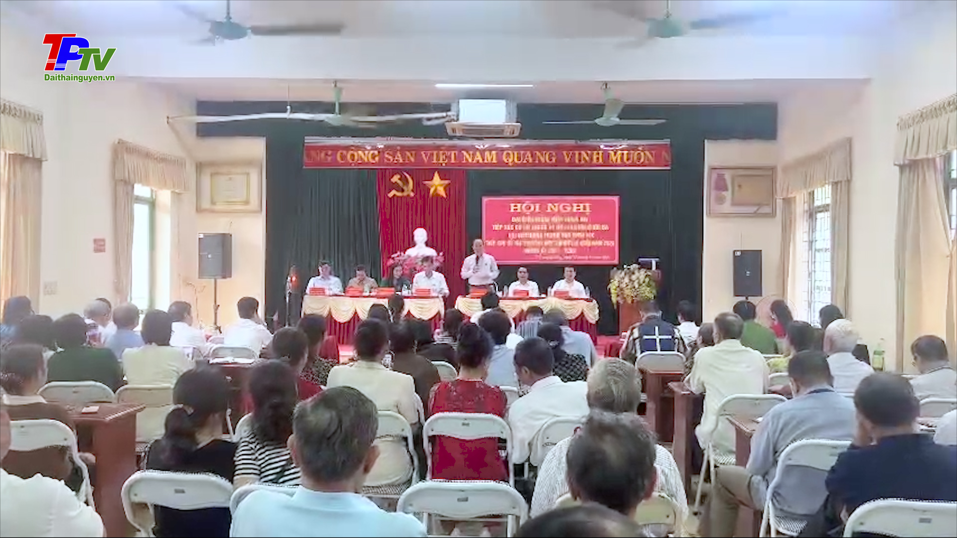 Đại biểu HĐND tỉnh, HĐND thành phố tiếp xúc cử tri trước kỳ họp thường lệ cuối năm.