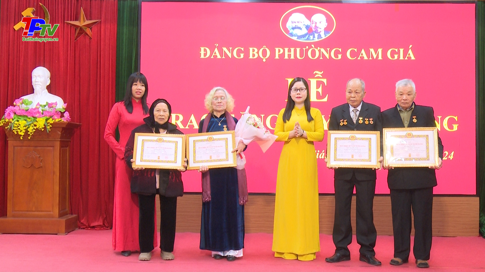 18 đảng viên Đảng bộ phường Cam Giá được trao tặng Huy hiệu Đảng đợt 3/2.