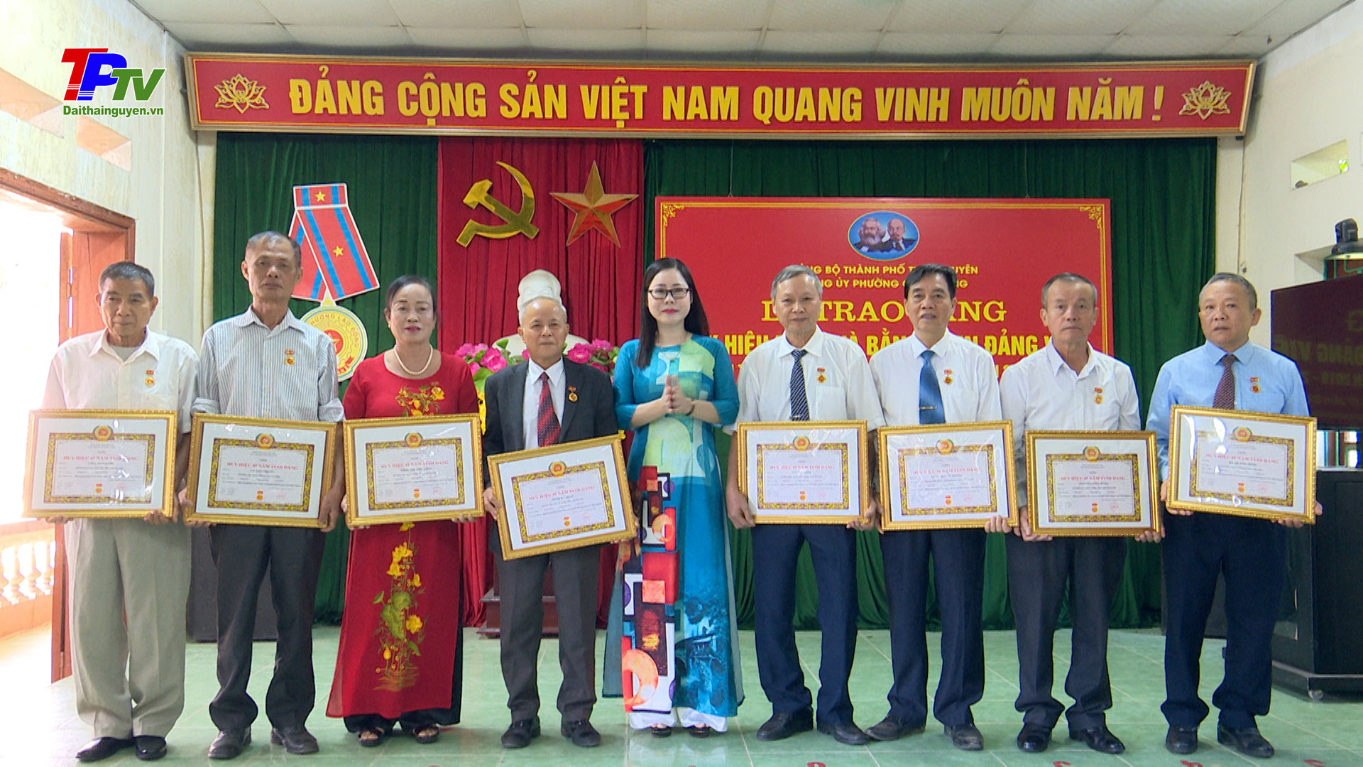 Đảng bộ phường Chùa Hang: Trao tặng huy hiệu Đảng đợt 2/9/2024.