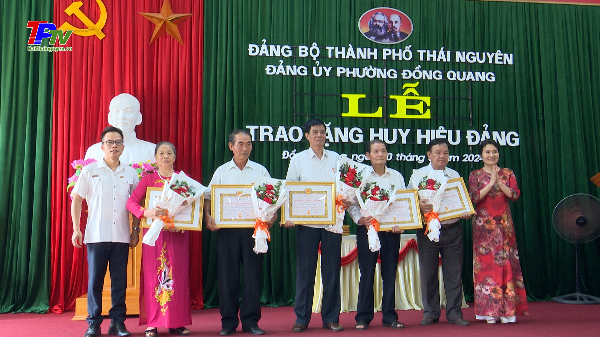 Lãnh đạo thành phố Thái Nguyên trao Huy hiệu Đảng tại phường Đồng Quang.