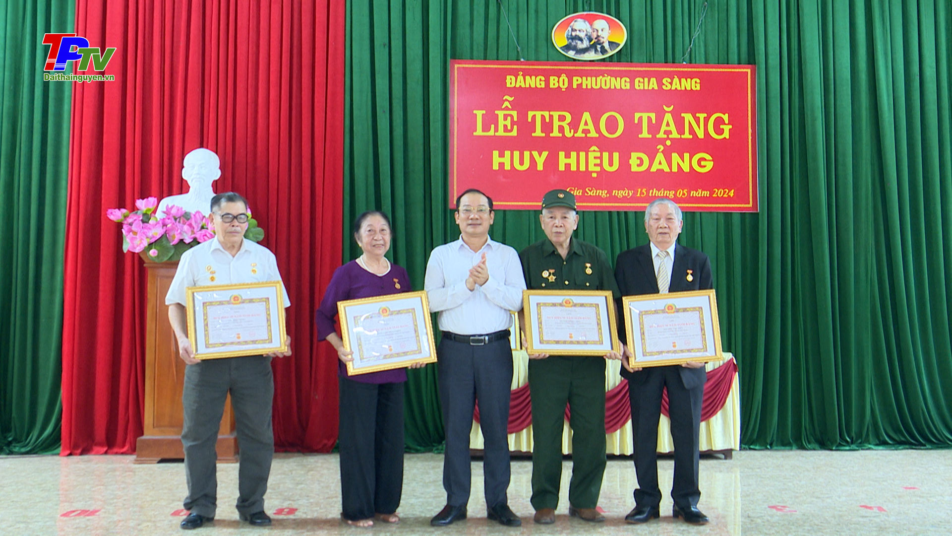 Đồng chí Phó Bí thư Thường trực Thành ủy trao Huy hiệu Đảng tại Đảng bộ phường Gia Sàng.