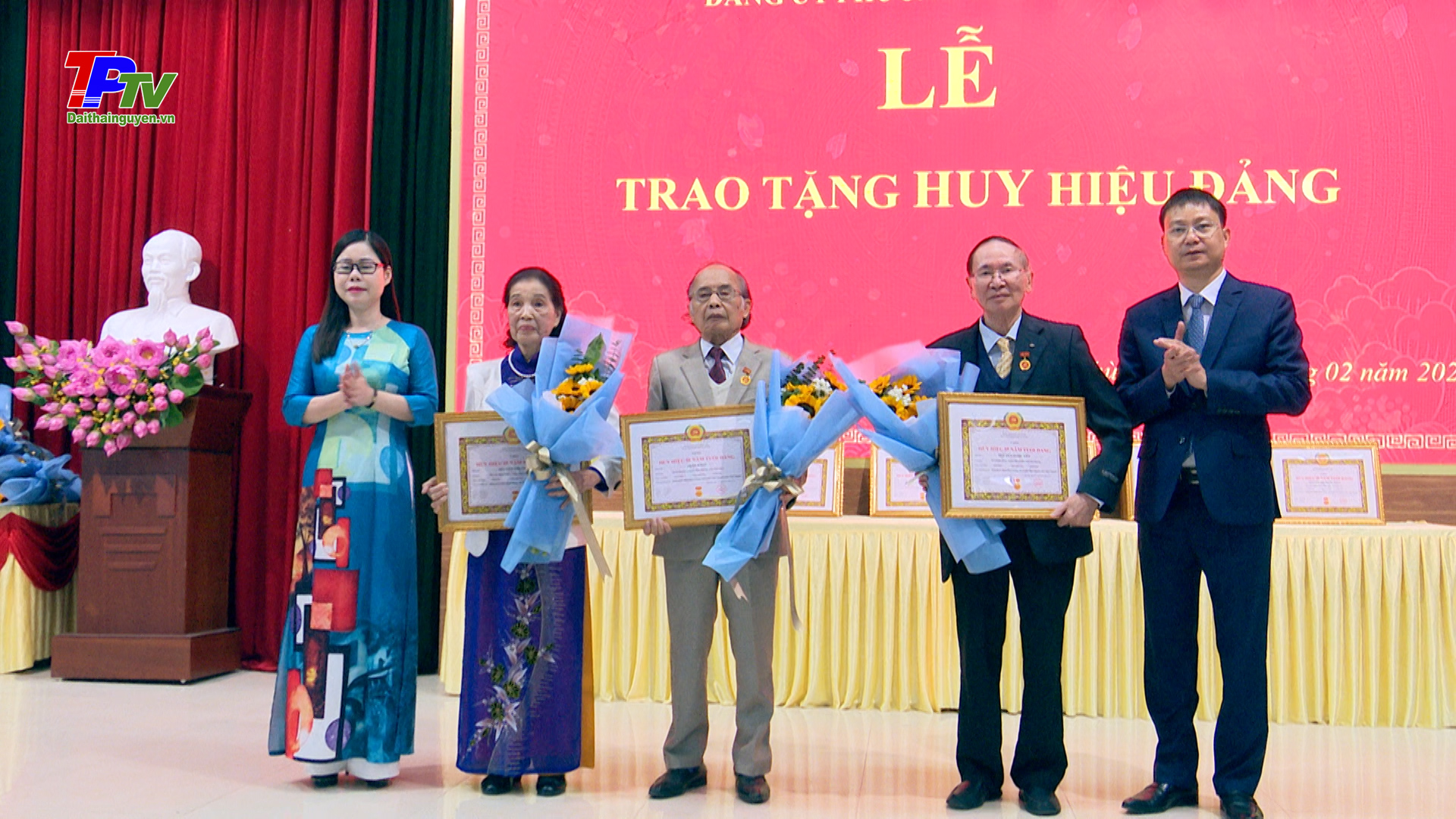 Phường Phan Đình Phùng trao tặng huy hiệu Đảng đợt 3/2.