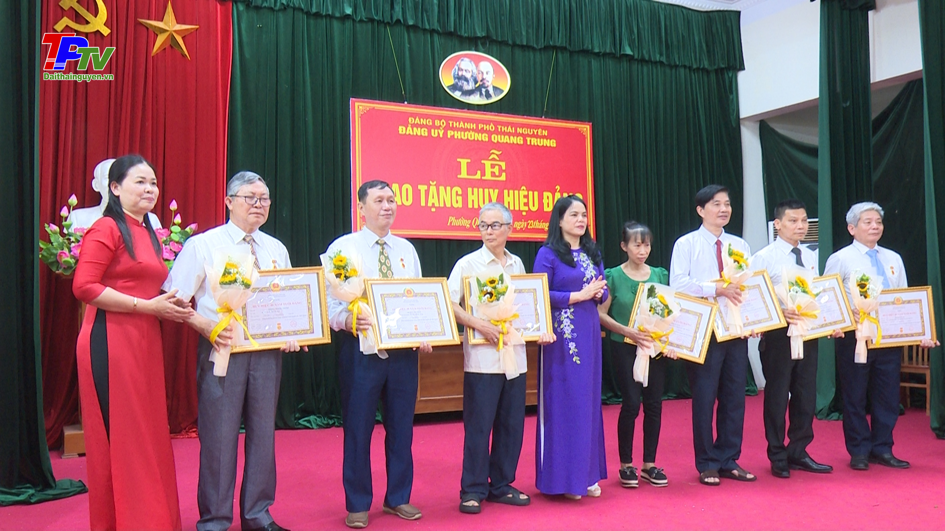 34 đảng viên thuộc Đảng bộ phường Quang Trung được nhận Huy hiệu Đảng đợt 19/5/2024.