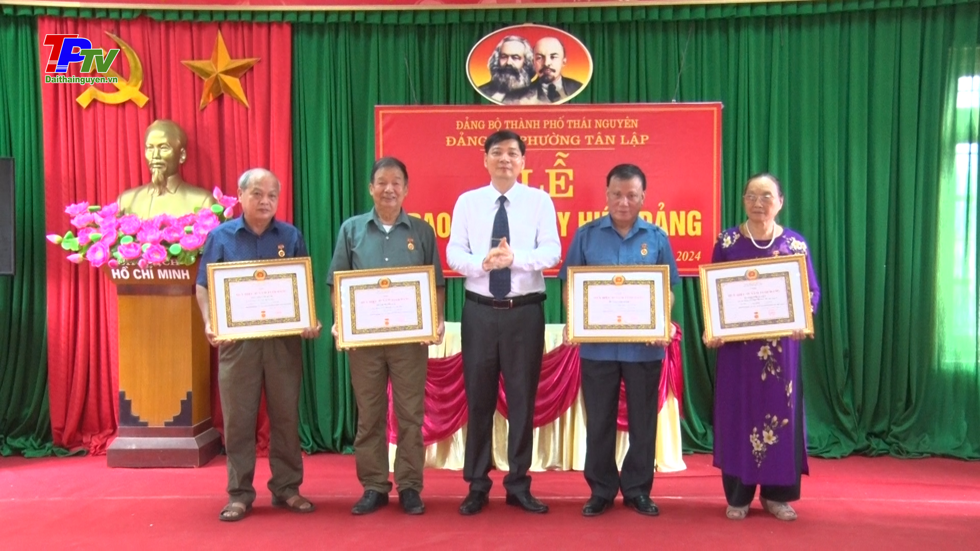 12 đảng viên thuộc Đảng bộ phường Tân Lập được nhận Huy hiệu Đảng đợt 19/5.