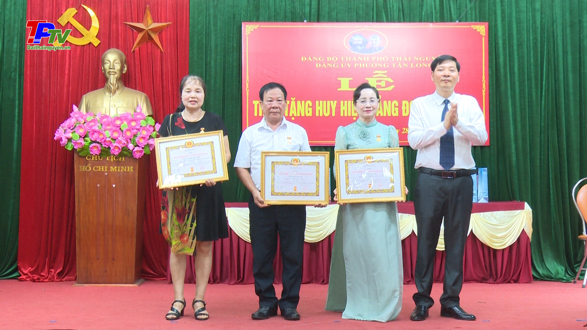 Đảng bộ phường Tân Long: Trao tặng huy hiệu Đảng đợt 19/5.