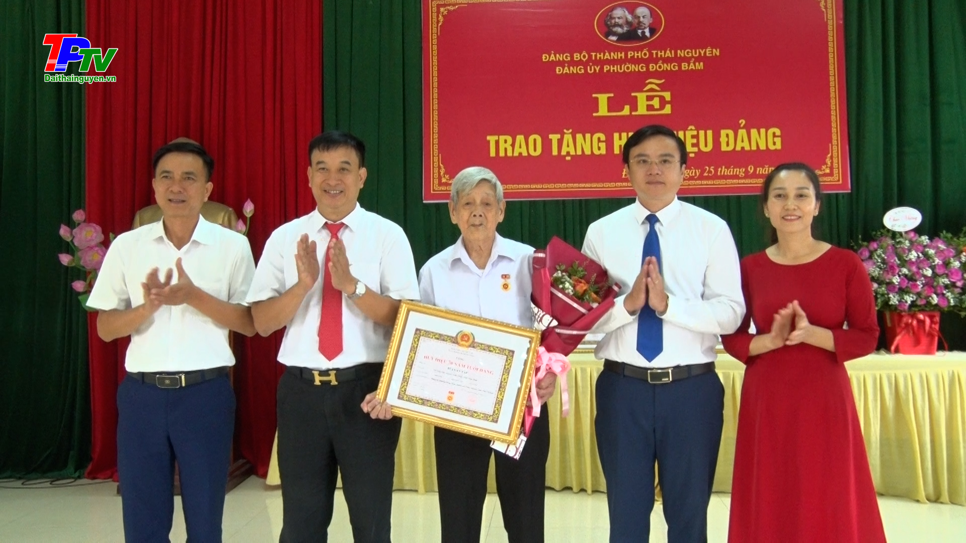 Đảng bộ phường Đồng Bẩm: Trao tặng Huy hiệu Đảng đợt 2/9/2024.