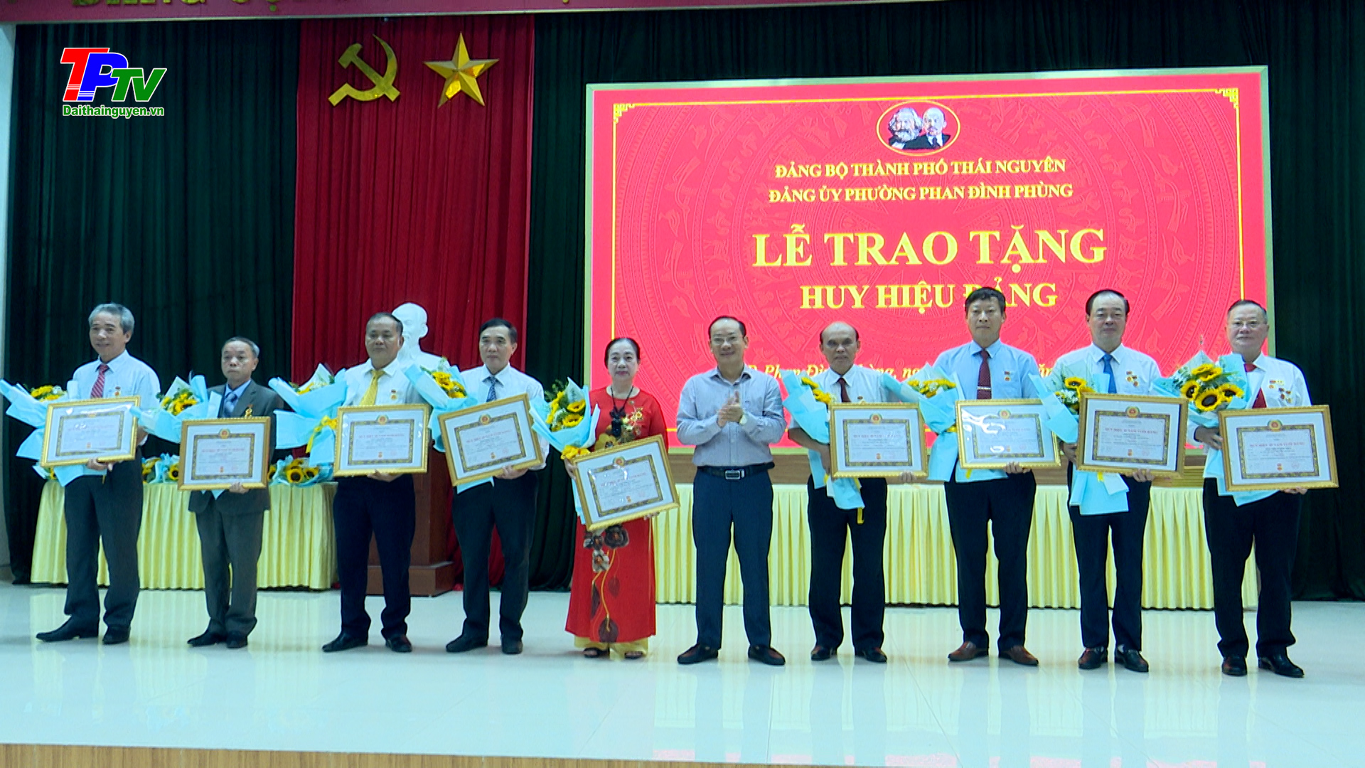 Đảng bộ phường Phan Đình Phùng: Trao tặng Huy hiệu Đảng đợt 19/5.