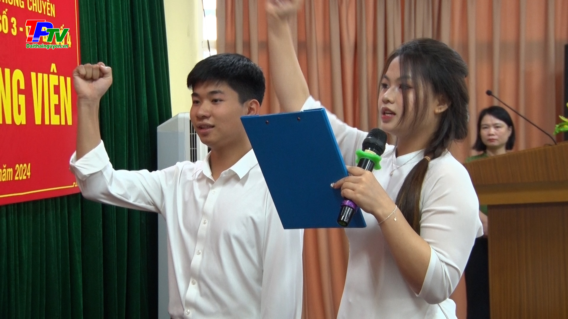 Đảng bộ Trường THPT Chuyên Thái Nguyên kết nạp 9 đảng viên là học sinh.