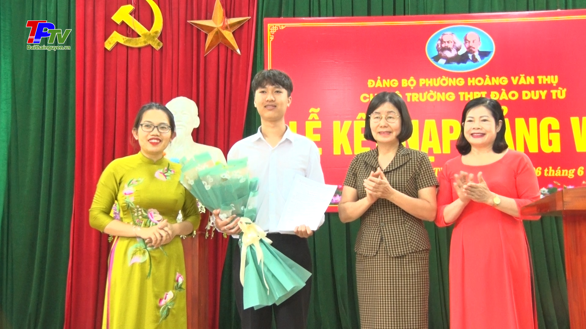 Chi bộ trường THPT Đào Duy Từ: Kết nạp 2 đảng viên là học sinh.