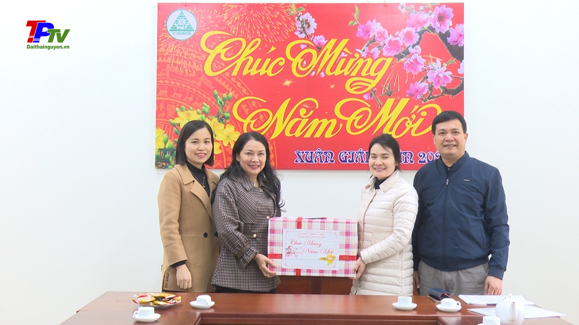 Lãnh đạo thành phố Thái Nguyên thăm, động viên các đơn vị trực giao thừa.